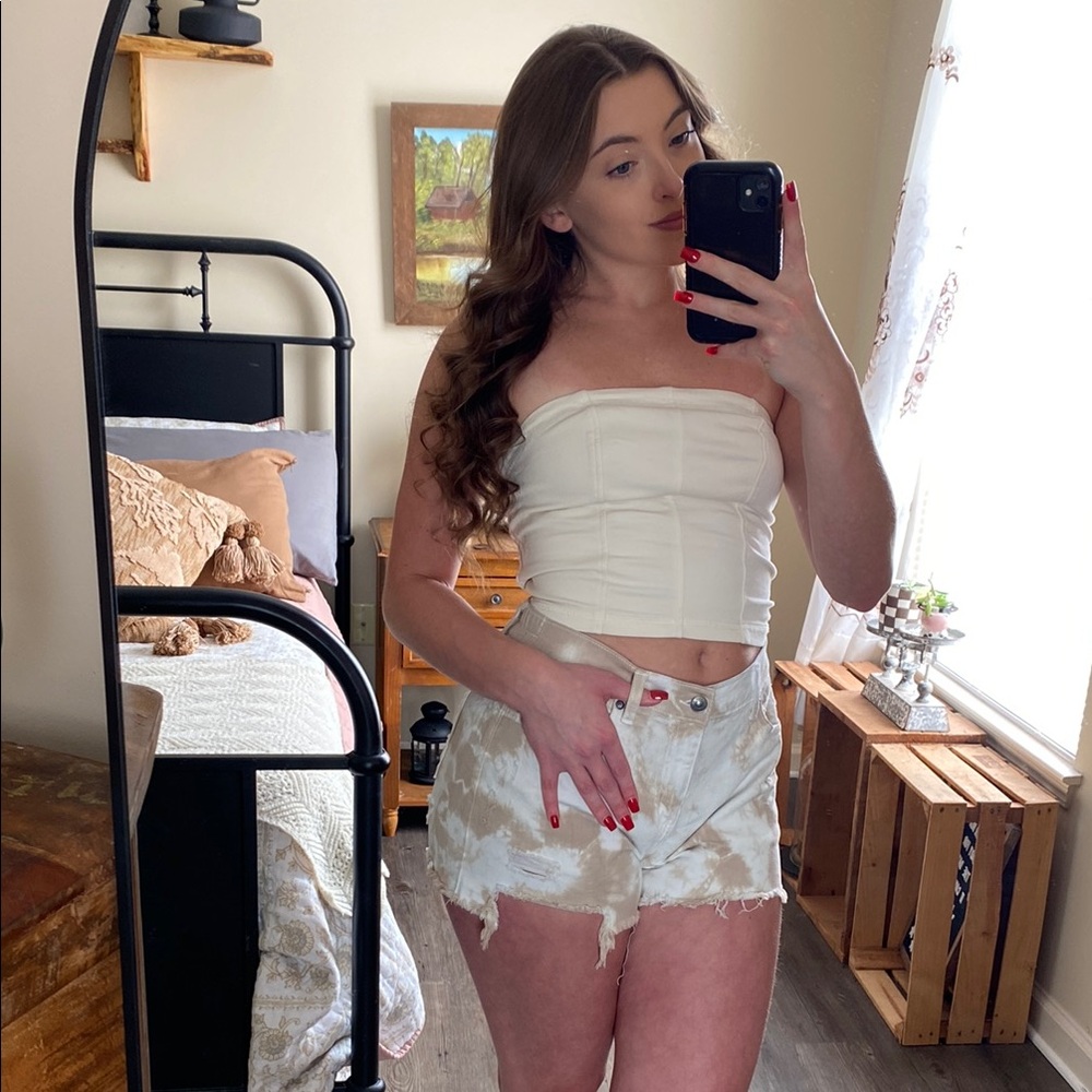Aerie Tan and White Tie Dye Distressed Denim High Waisted Shorts — Women’s S